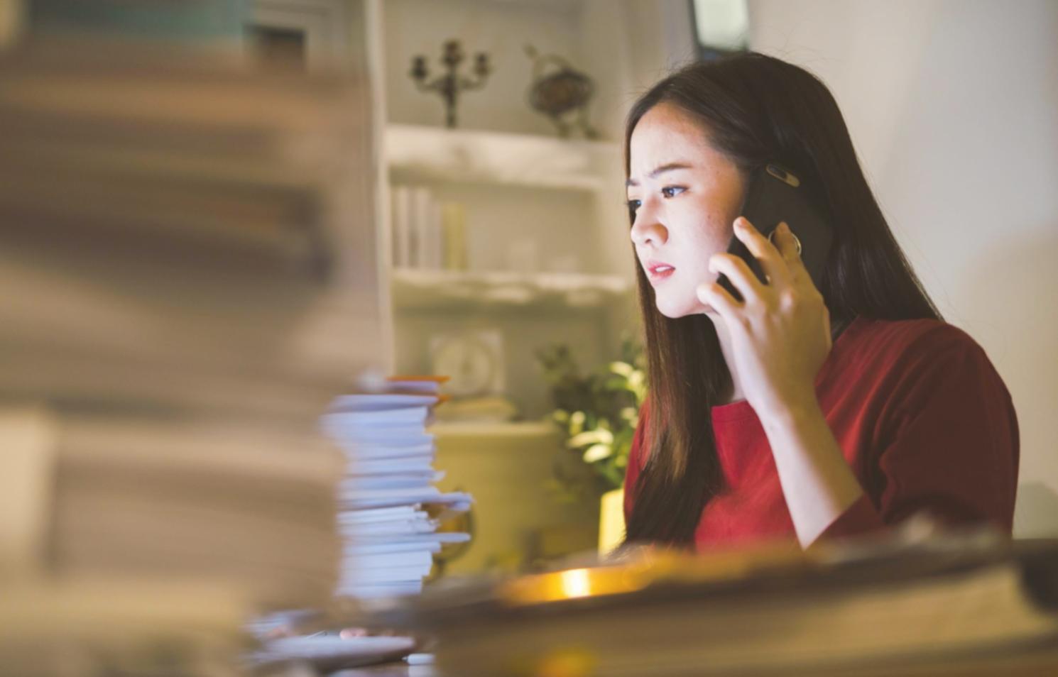Workshop-Teilnehmer beim gemeinsamen Arbeiten an Finanzthemen