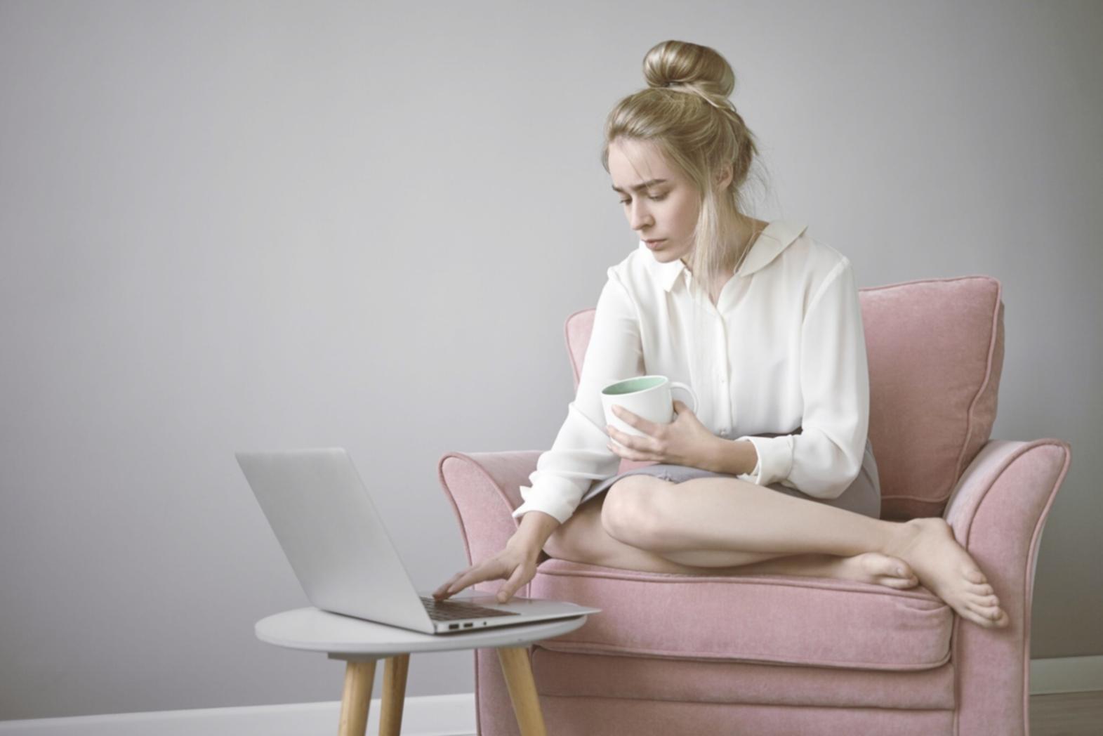 Arbeitsplatz mit Finanzunterlagen und strukturierten Planungsdokumenten